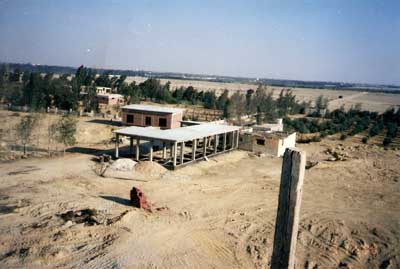 لقطة لبيوت العمال من فوق بوابة المشروع