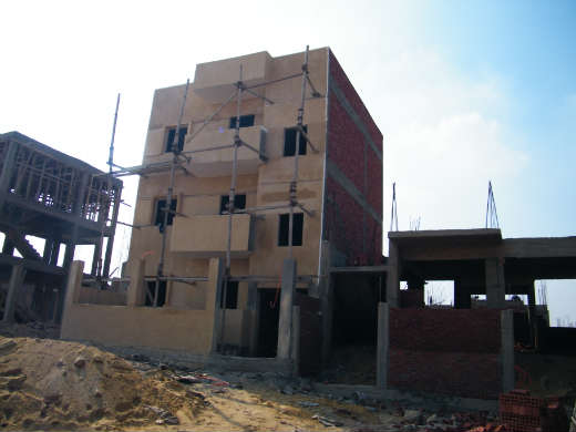 سقالات لتشطيب الواجهة الامامية للمبني