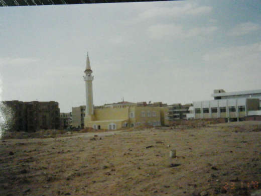 لقطه خارجيه لمسجد الرحمن يوم افتتاحه للصلاه